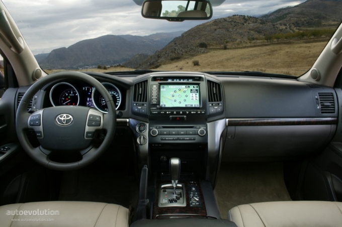 Toyota Landcruiser 200. TOYOTA Land Cruiser 200 / V8