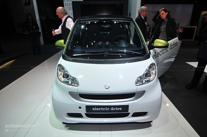 2010-paris-auto-show-smart-fortwo-electric-drive-medium_1.jpg