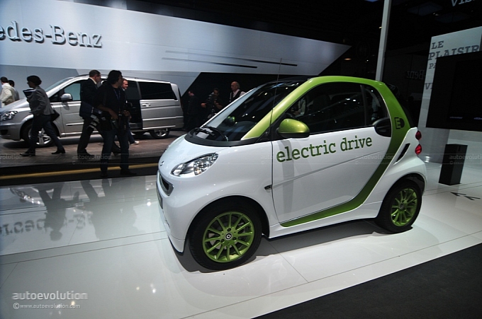 2010-paris-auto-show-smart-fortwo-electric-drive-medium_3.jpg