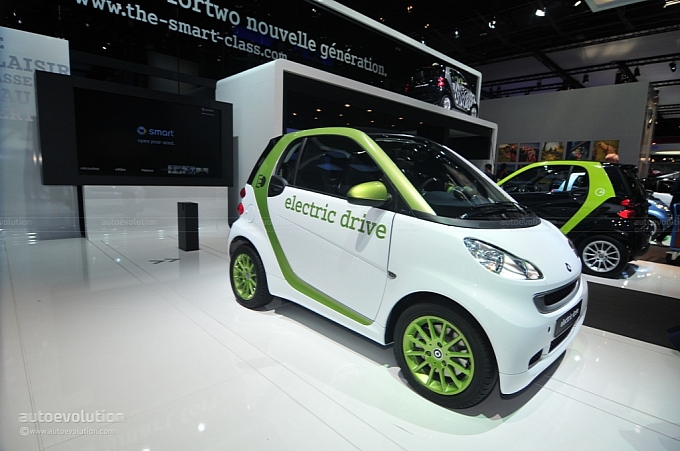 2010-paris-auto-show-smart-fortwo-electric-drive-medium_4.jpg